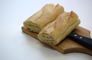 800px-BaguettesOnBreadBoardForTableService